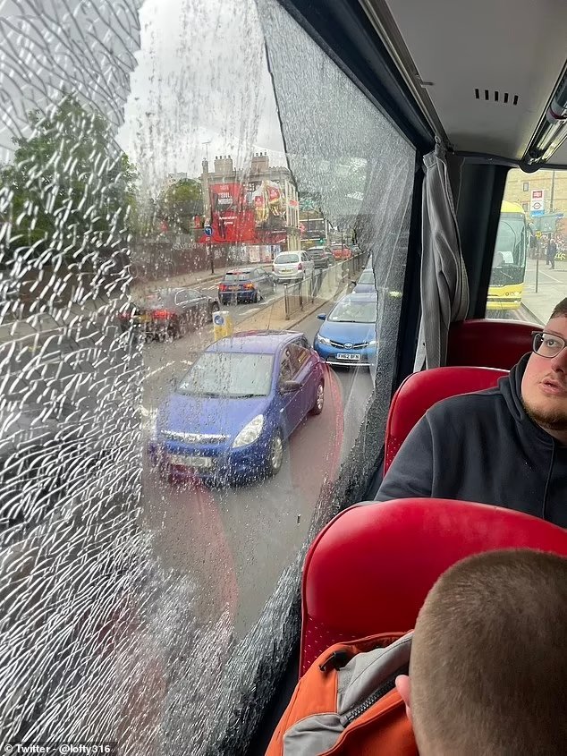 Фанаты «Миллуолла» разбили окно автобуса с болельщиками «Блэкберна»