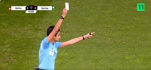В Португалии во время матча показали белую карточку