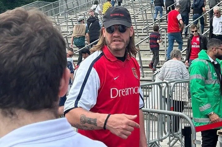 Бендтнер пришёл на матч «Арсенала» с «Брайтоном» в ретро-футболке