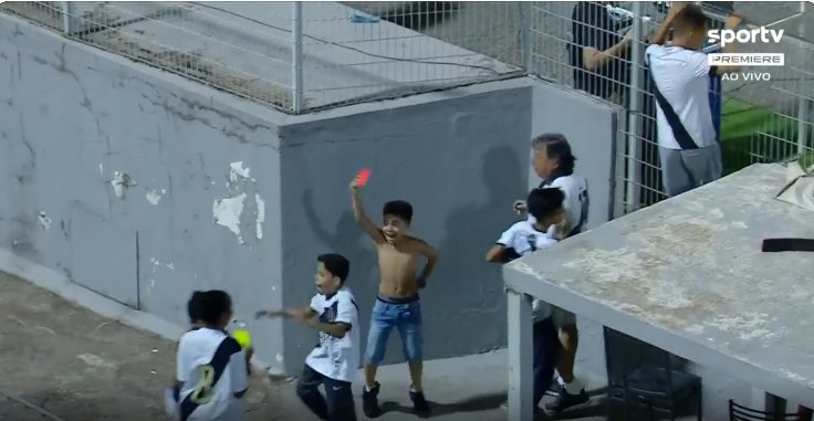 В Бразилии арбитр отдал карточки детям, которые смотрели матч через забор
