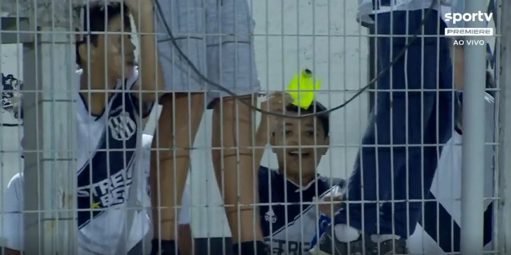 В Бразилии арбитр отдал карточки детям, которые смотрели матч через забор