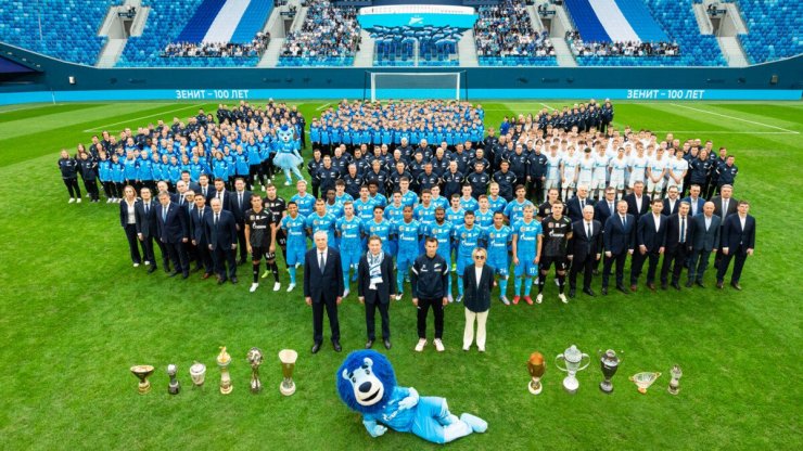 «Зенит» представил общее фото клуба, на котором запечатлены 1235 человек