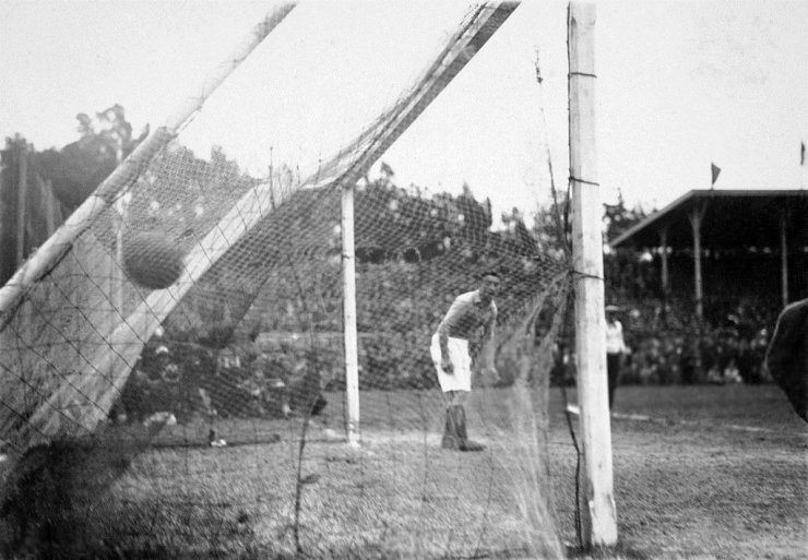 Чемпионат мира 1930: полузащитник Огюстен Шантрель — первый и единственный в истории Кубка мира полевой игрок, сыгравший в воротах вместо выбывшего из-за травмы вратаря Алекса Тепо