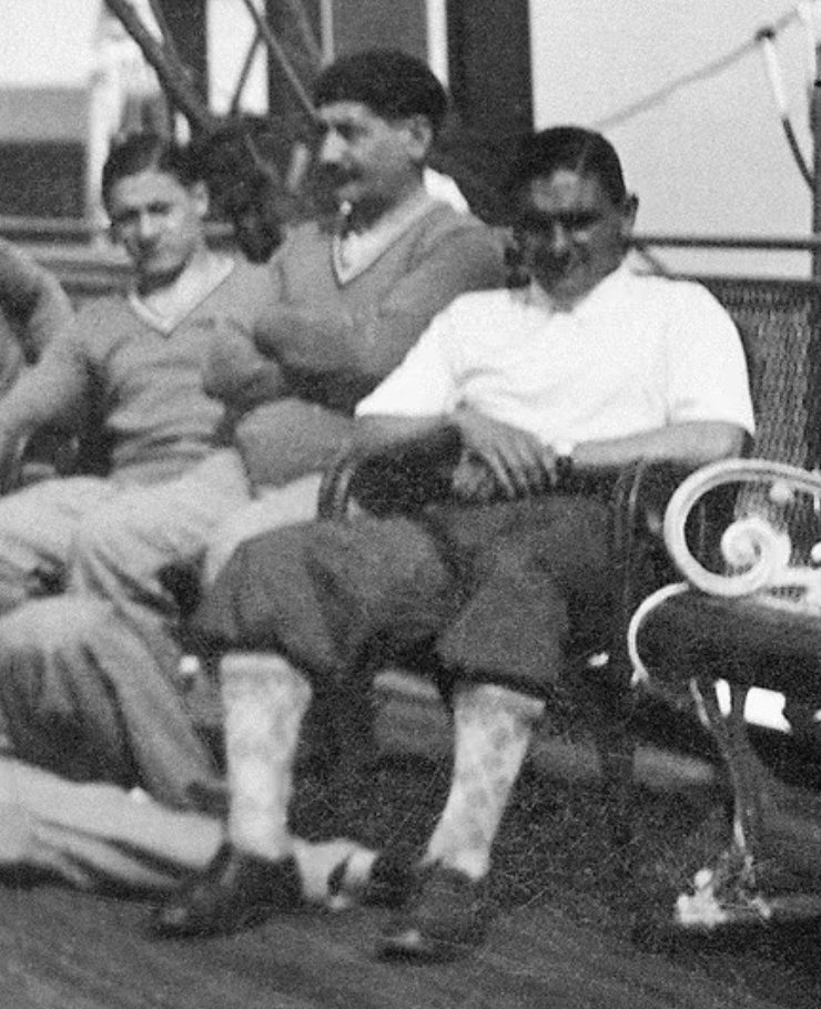Чемпионат мира 1930: полузащитник Огюстен Шантрель — первый и единственный в истории Кубка мира полевой игрок, сыгравший в воротах вместо выбывшего из-за травмы вратаря Алекса Тепо
