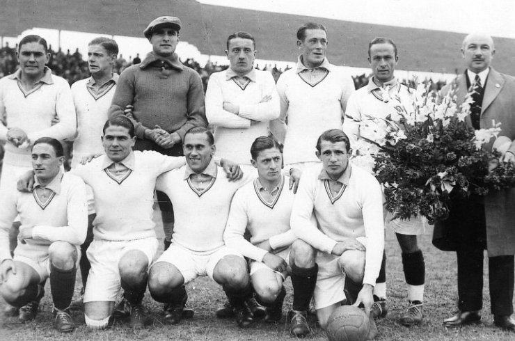 Чемпионат мира 1930: полузащитник Огюстен Шантрель — первый и единственный в истории Кубка мира полевой игрок, сыгравший в воротах вместо выбывшего из-за травмы вратаря Алекса Тепо
