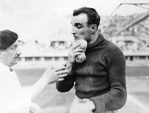 Чемпионат мира 1930: полузащитник Огюстен Шантрель — первый и единственный в истории Кубка мира полевой игрок, сыгравший в воротах вместо выбывшего из-за травмы вратаря Алекса Тепо