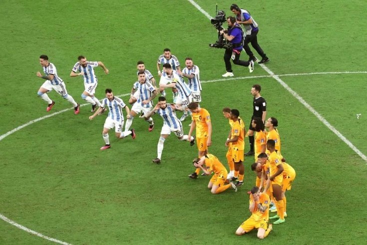 Аргентинские игроки демонстративно отпраздновали победу перед голландцами