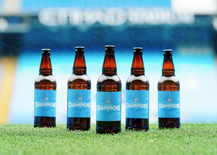 Футболистам и тренерам «Манчестер Сити» подарили специальное пиво