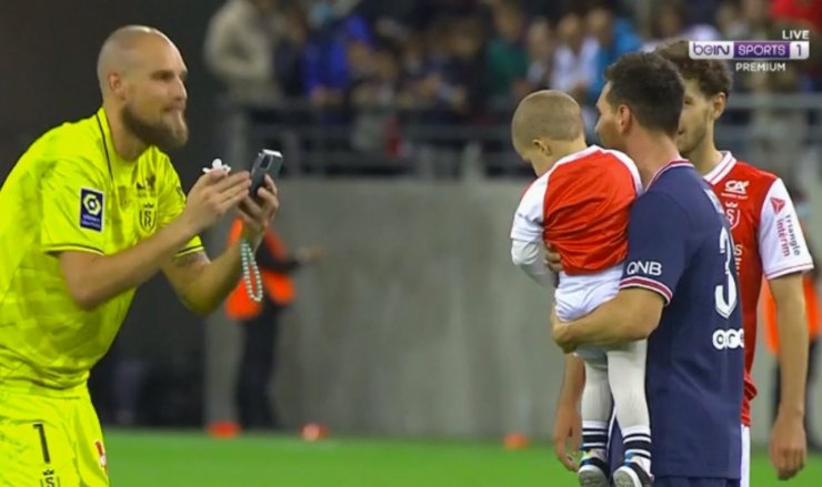 Вратарь «Реймса» попросил Месси сфотографироваться с его сыном на руках