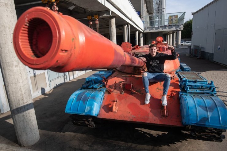 Гаич сфотографировался на красно-синем танке