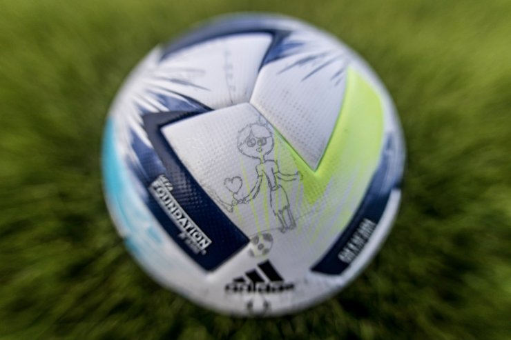 Представлен мяч Суперкубка УЕФА, на котором изображены детские рисунки