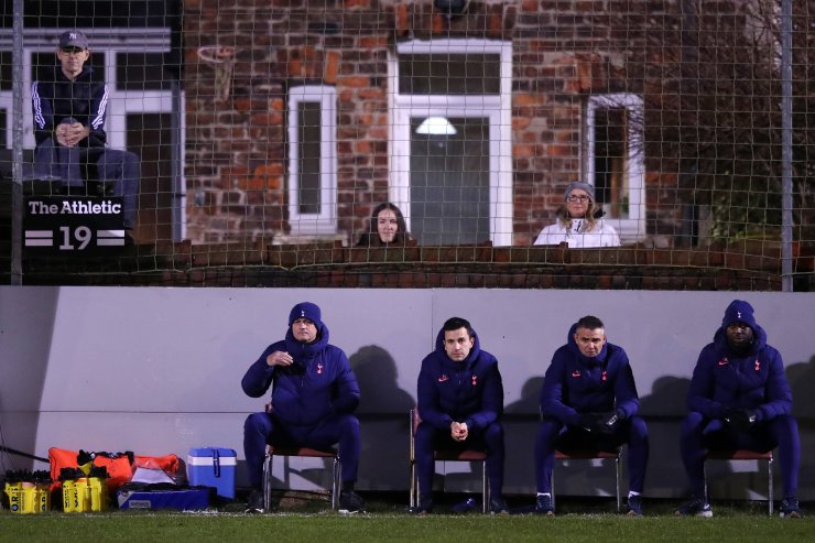 Моуриньо управлял «Тоттенхэмом» в Кубке Англии, сидя на стуле рядом с домом