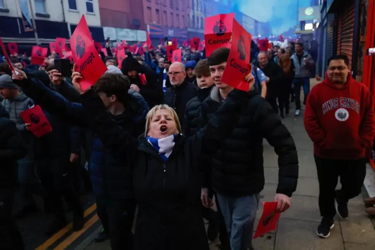 Болельщики «Эвертона» вышли на акцию протеста перед матчем с МЮ