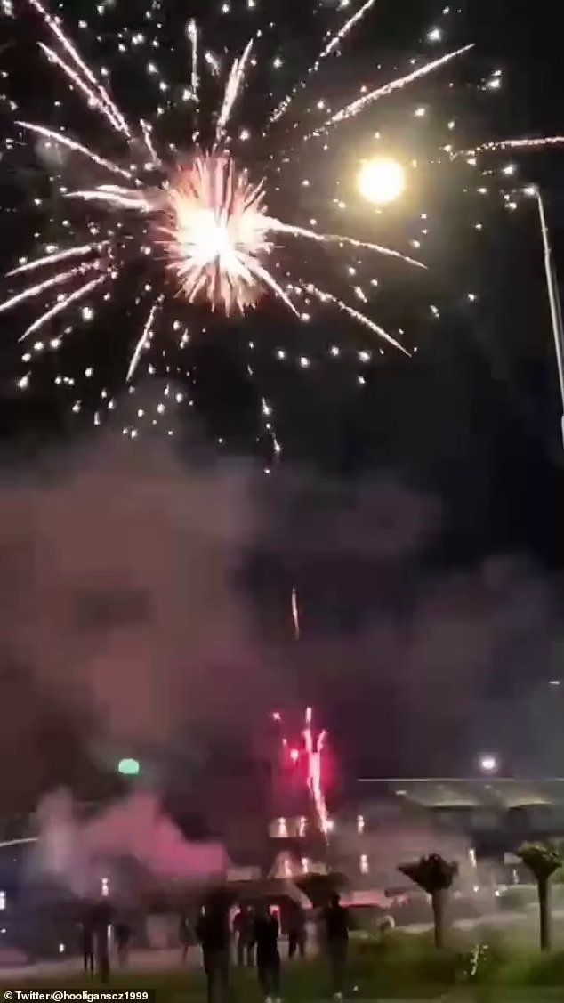 Фанаты АЗ устроили фейерверк рядом с отелем, где находился «Вест Хэм»