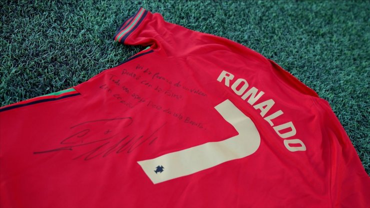 Роналду продаст свою футболку, чтобы помочь жертвам извержения вулкана