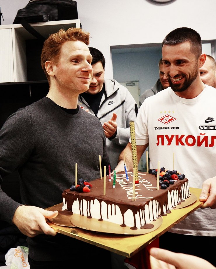 «Спартак» приготовил торт для Абаскаля в честь сотого матча тренера