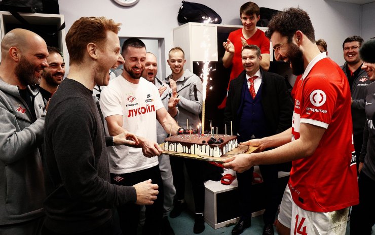 «Спартак» приготовил торт для Абаскаля в честь сотого матча тренера