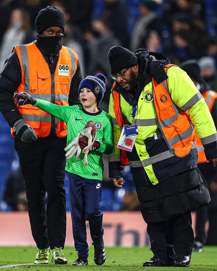 Юный фанат выбежал на поле после матча «Челси». Кепа подарил ему перчатки