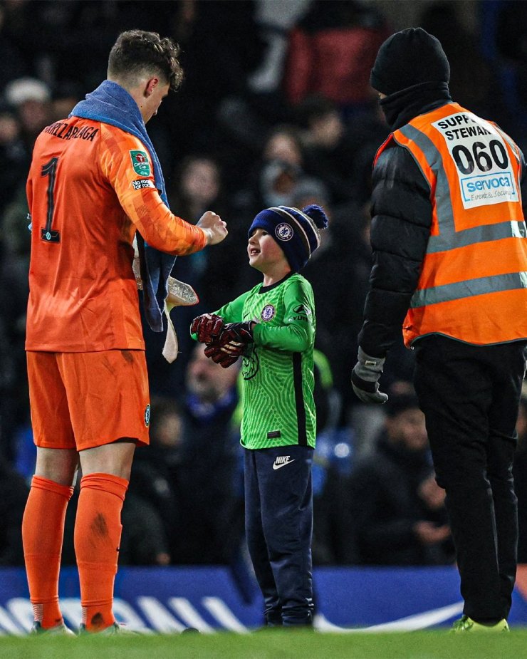 Юный фанат выбежал на поле после матча «Челси». Кепа подарил ему перчатки