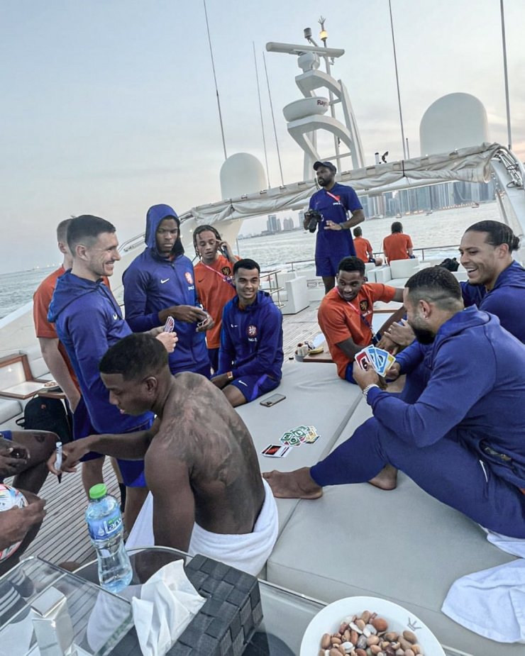 Сборная Нидерландов отдыхает на яхте между матчами чемпионата мира