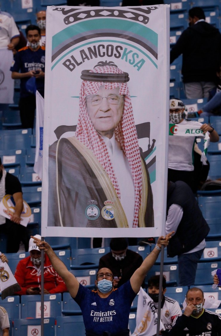 Фаны вывесили баннер с игроками «Реала» в головных уборах из арабских стран