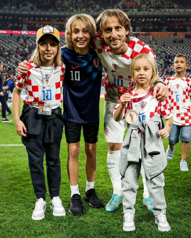 Модрич отпраздновал бронзу чемпионата мира со своими детьми и отцом
