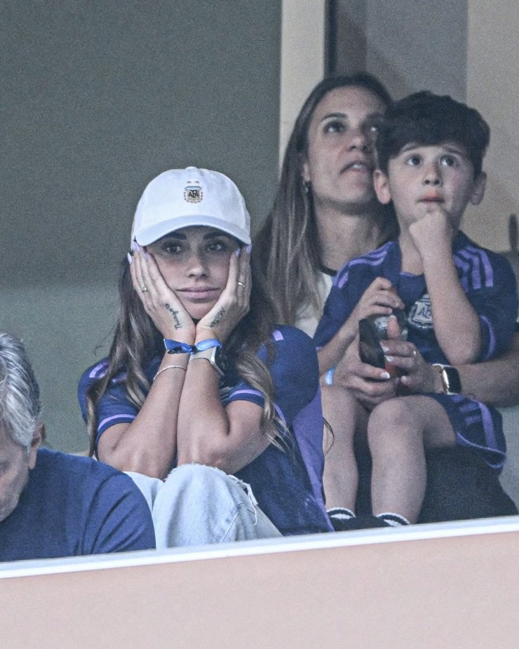 Семья Месси поддерживает Лео на трибунах во время финала чемпионата мира