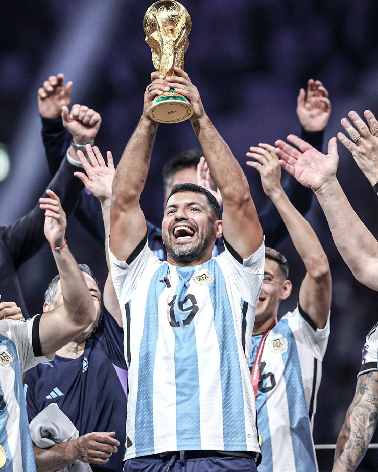 Агуэро вместе со сборной Аргентины поднял Кубок мира