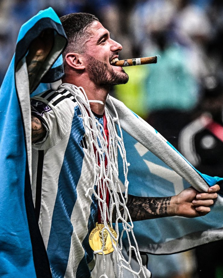 Родриго де Пауль с сигарой праздновал победу сборной Аргентины на ЧМ