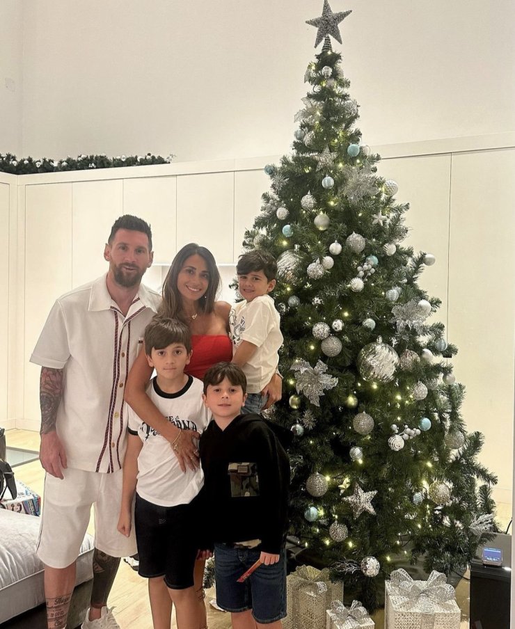 Месси опубликовал рождественское фото с женой и детьми