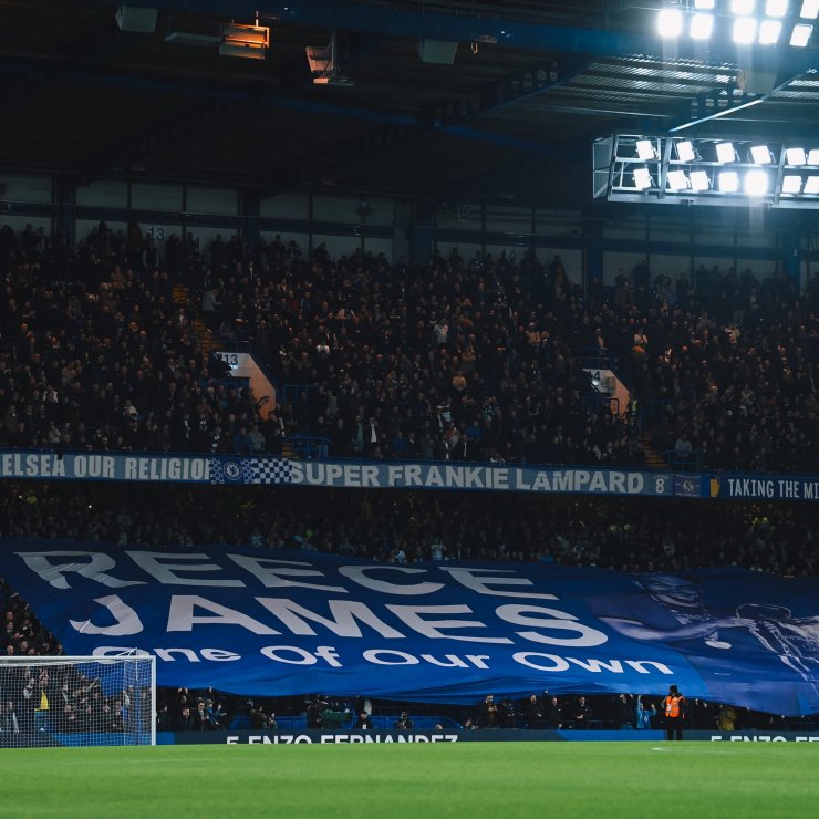 Фанаты «Челси» развернули баннер в честь восстановления Джеймса от травмы