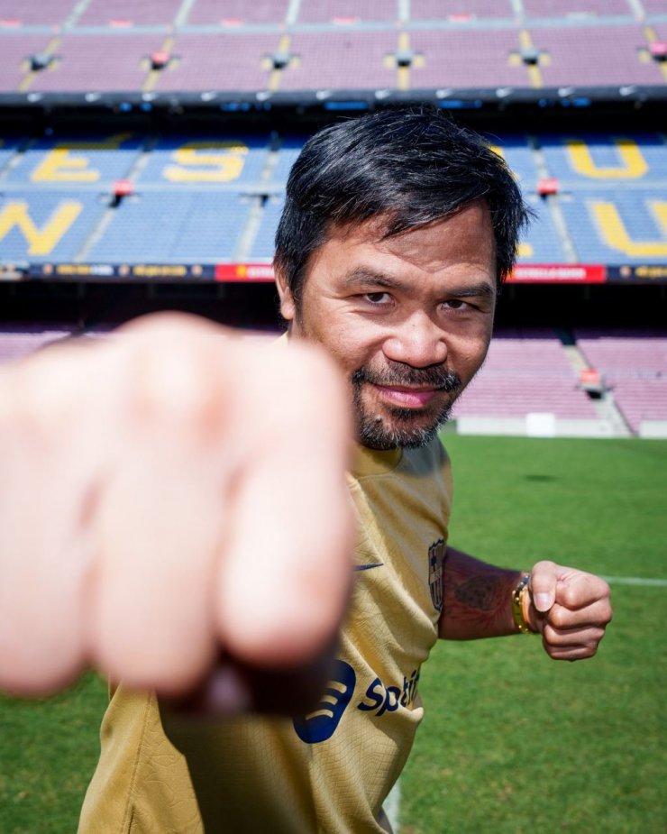 Известный боксёр Мэнни Пакьяо посетил стадион «Барселоны»