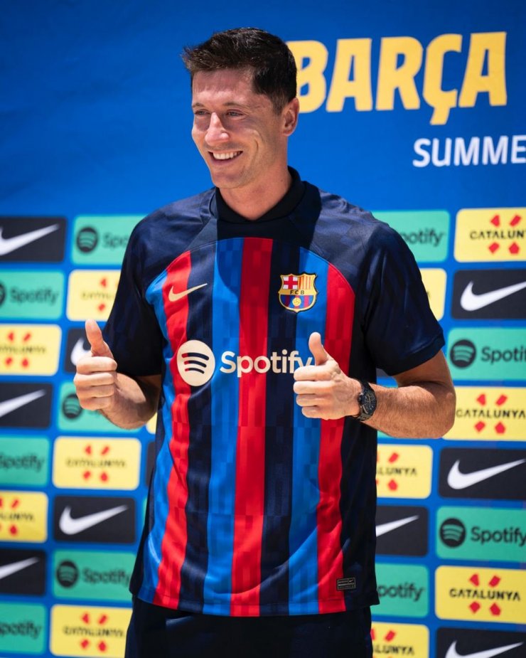 Левандовски представлен в качестве игрока «Барселоны»