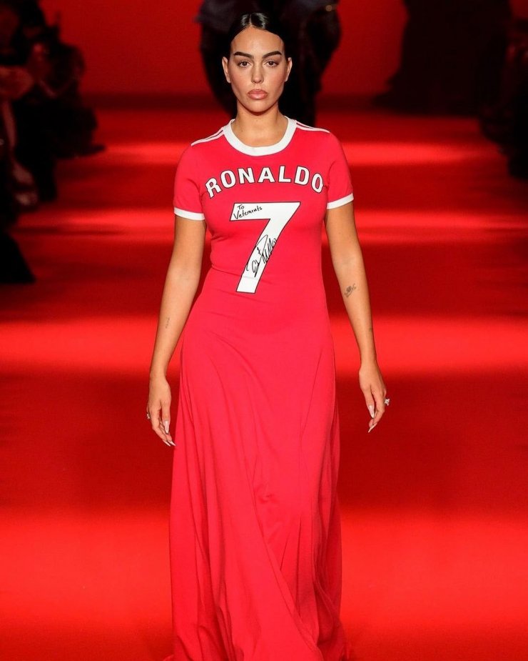 Джорджина на Неделе моды в Париже показала платье с именем Роналду