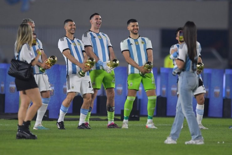 Игроки Аргентины повторили неприличное празднование Мартинеса с Кубком мира