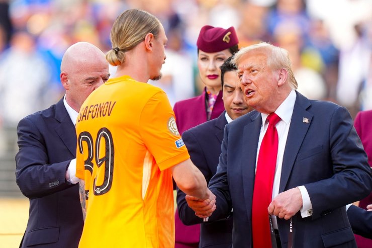 Трамп наградил Сафонова медалью Клубного ЧМ и пожал ему руку