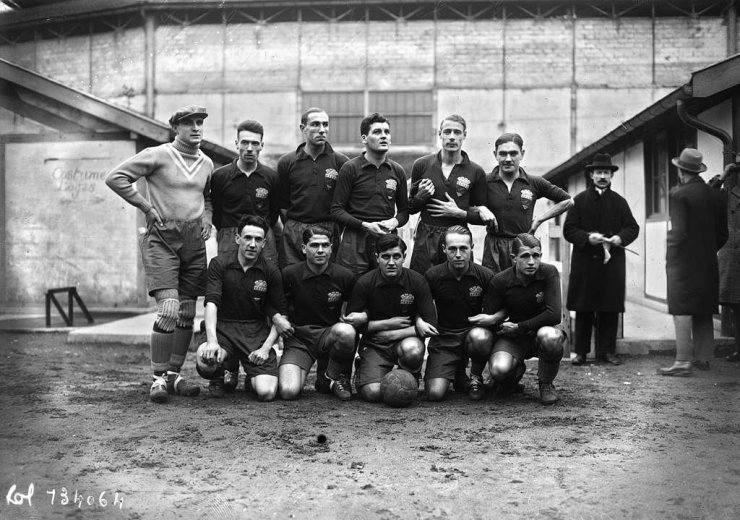 Чемпионат мира 1930: полузащитник Огюстен Шантрель — первый и единственный в истории Кубка мира полевой игрок, сыгравший в воротах вместо выбывшего из-за травмы вратаря Алекса Тепо