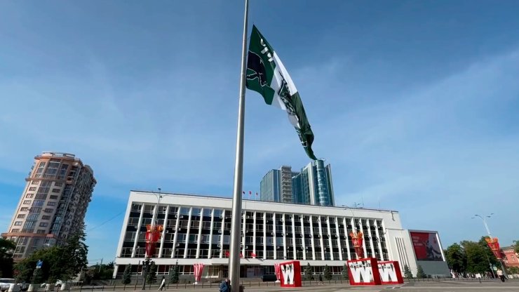 На главной площади Краснодара вывесили флаг футбольного клуба