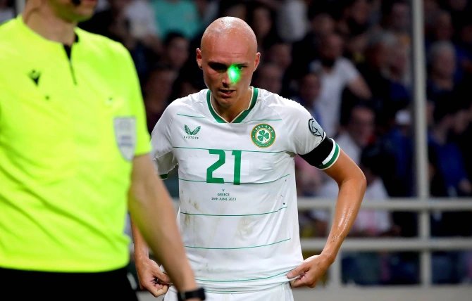 Болельщики сборной Греции мешали лазерными указками игрокам Ирландии