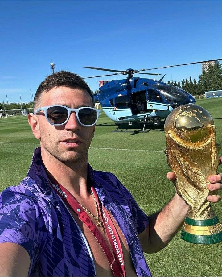 Эмилиано Мартинес сфотографировался с Кубком мира на фоне вертолёта