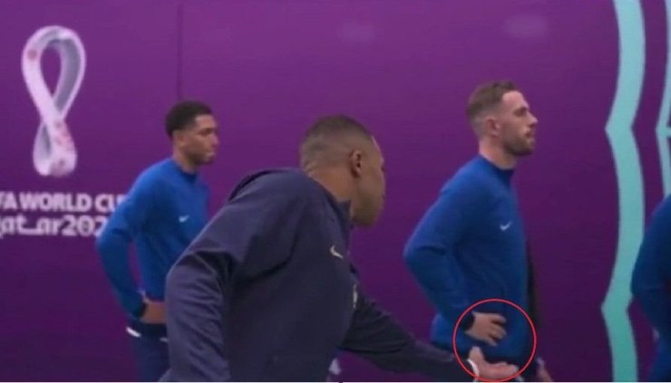 Футболист сборной Англии Хендерсон не пожал руку Мбаппе перед матчем