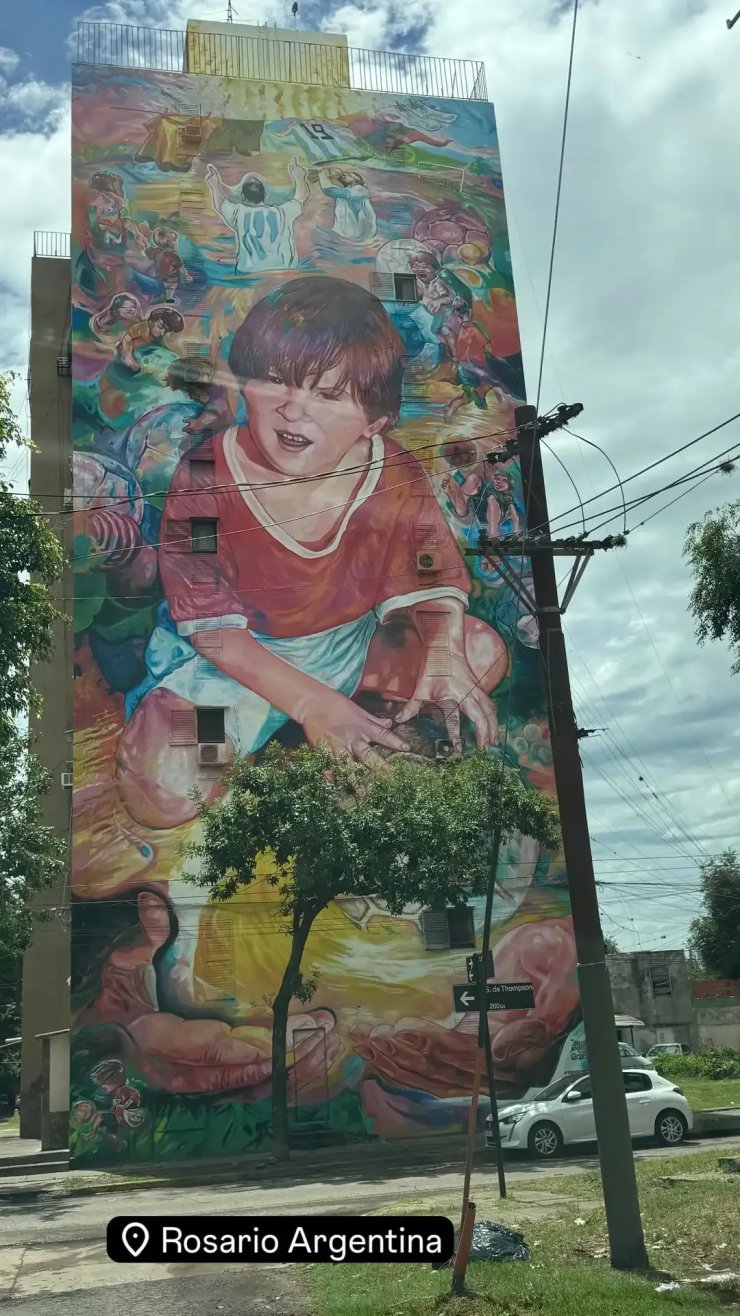 Жена Месси выложила фото фрески футболиста в его родном городе