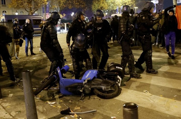 Болельщики сборной Марокко устроили массовые беспорядки во Франции