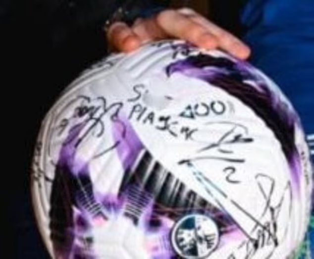 Внимание фанатов привлекла надпись на трофейном мяче Палмера