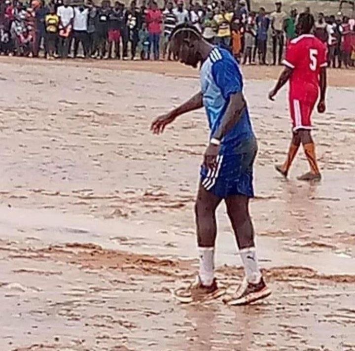 Мане сыграл в футбол на поле из глины в своей родной деревне в Сенегале