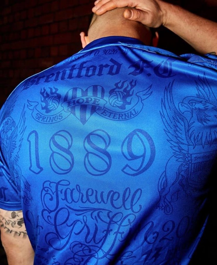 «Брентфорд» представил форму с татуировками фанатов клуба