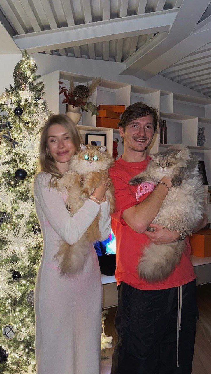 Миранчук с котом, Карпин в ресторане. А игрок «Зенита» в шортах. Как футболисты встретили Новый год