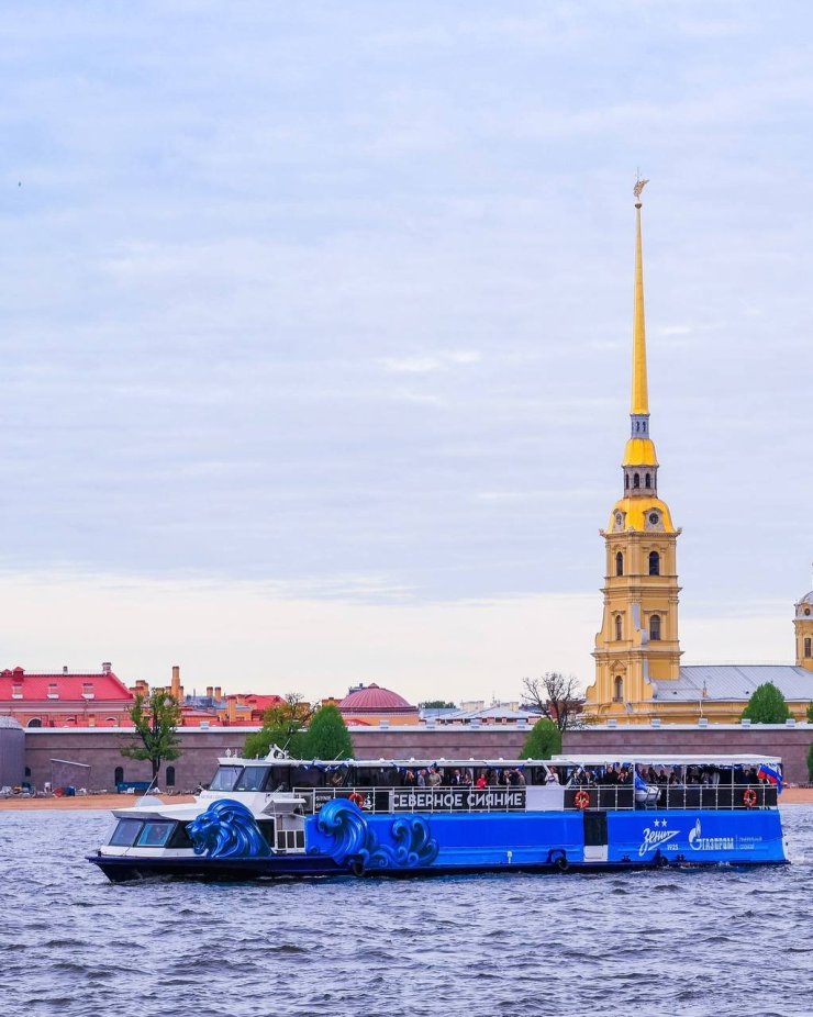 Флотилия кораблей прошла по Неве в честь столетия «Зенита»
