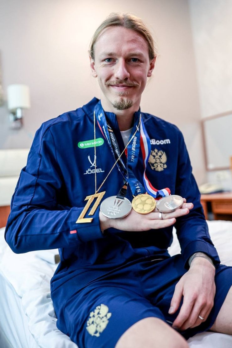 Сафонов показал медали, которые он выиграл с ПСЖ