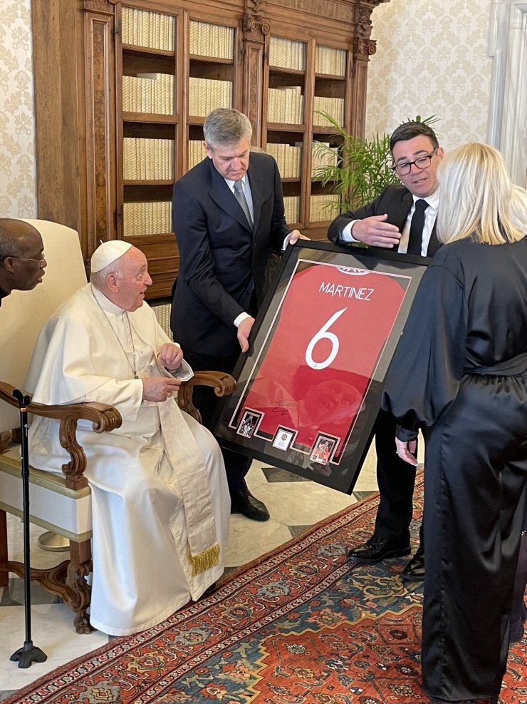 Папа римский Франциск получил в подарок футболку Лисандро Мартинеса